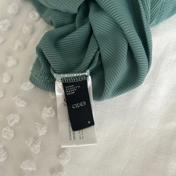 Cider Women's Green Sleeveless Top - Picture 3 of 4